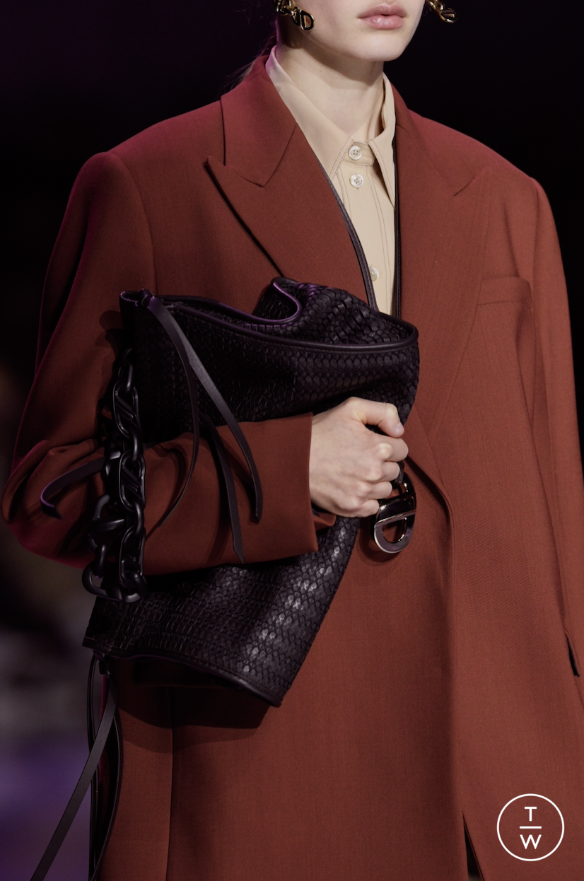 Fashion Week Milan Fall/Winter 2020 look 4 de la collection Boss womenswear accessories