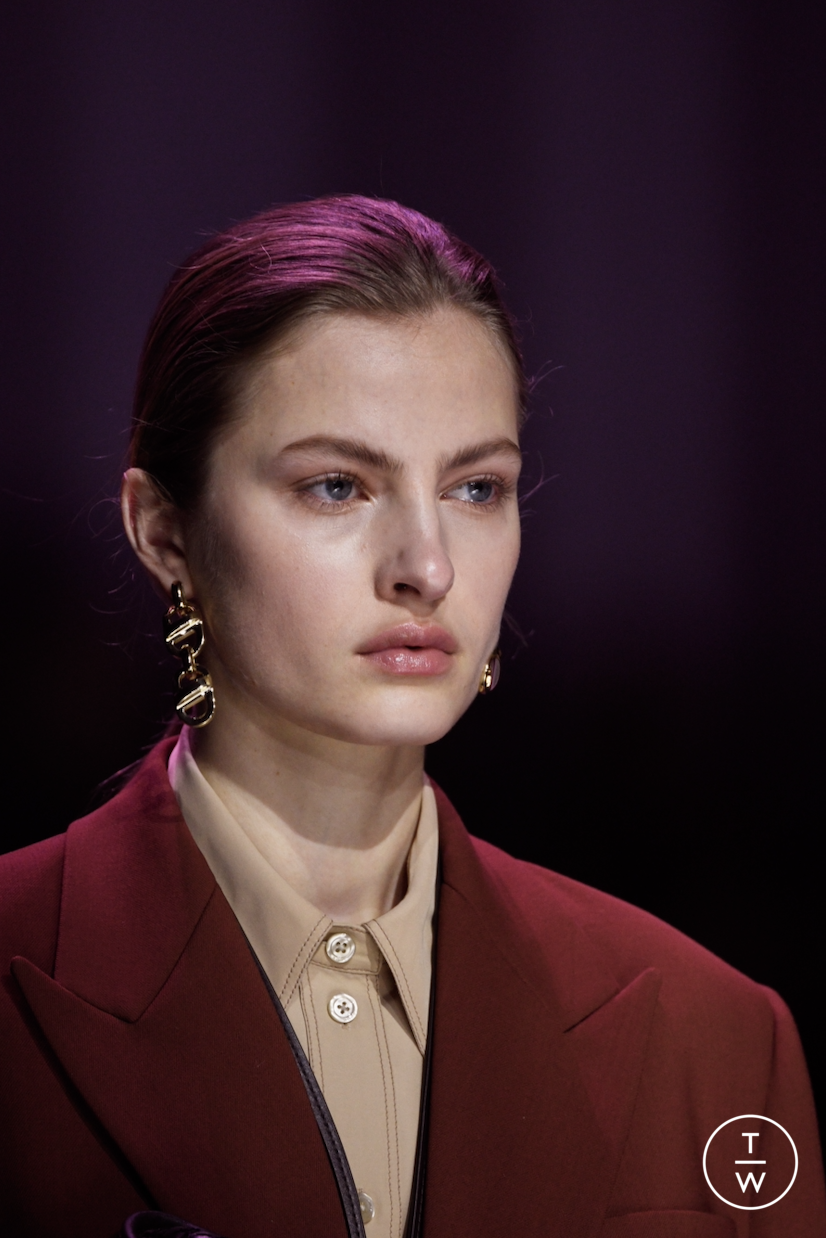 Fashion Week Milan Fall/Winter 2020 look 6 de la collection Boss womenswear accessories