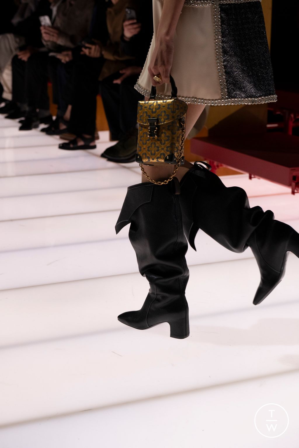 Fashion Week Paris Resort 2026 look 47 from the Louis Vuitton collection 女装配饰