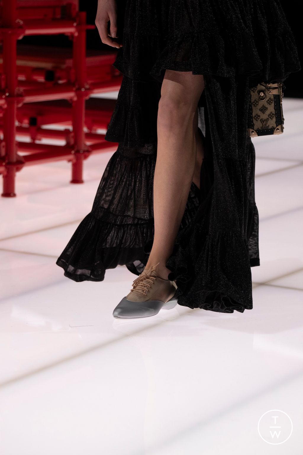 Fashion Week Paris Resort 2026 look 50 de la collection Louis Vuitton womenswear accessories