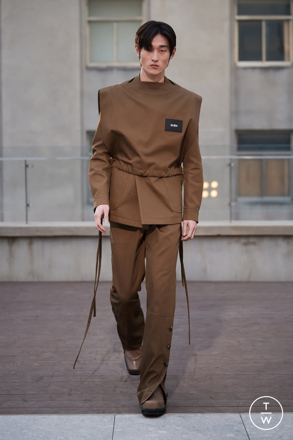 Fashion Week Paris Fall/Winter 2021 look 28 from the Sean Suen collection menswear