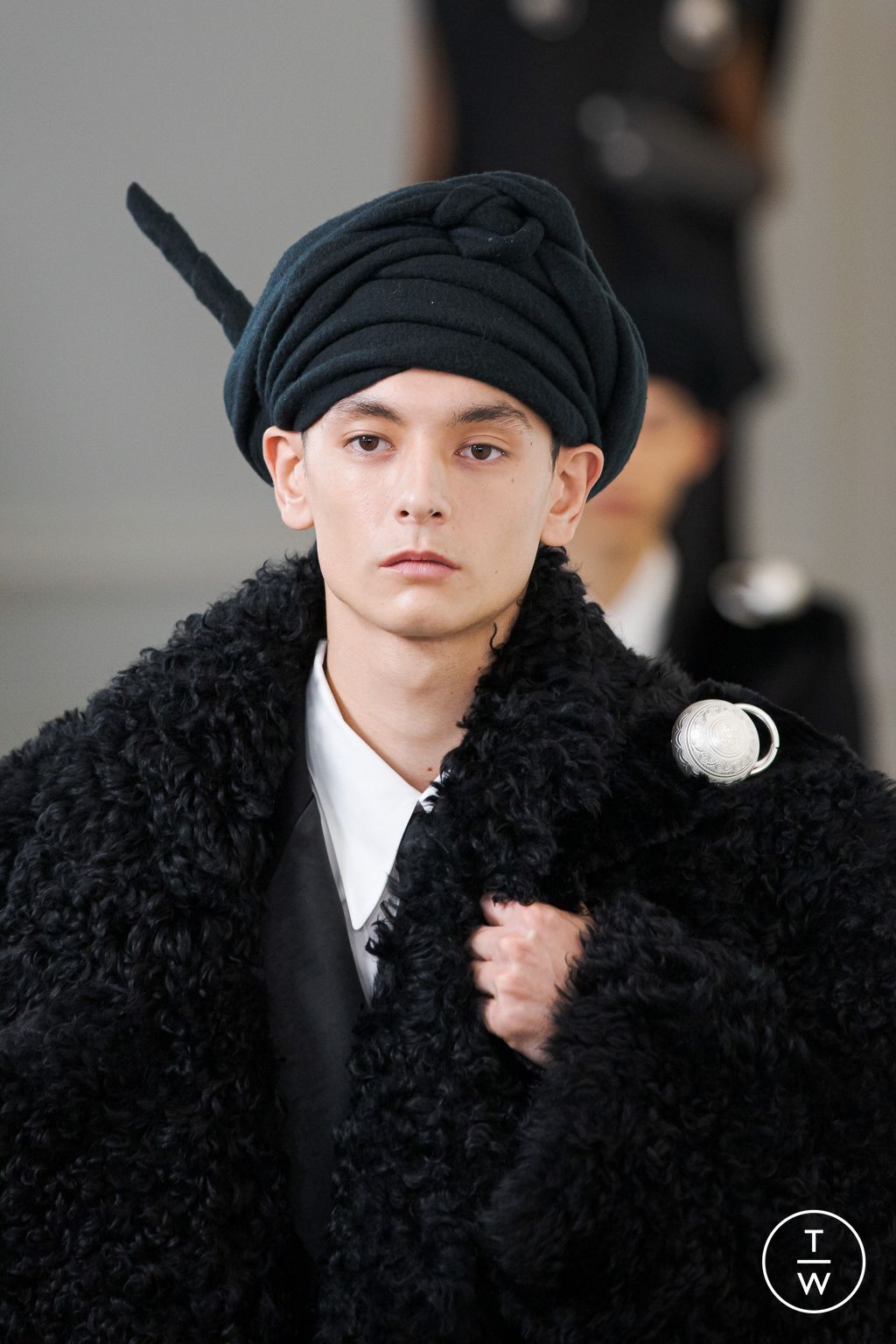 Fashion Week Paris Fall/Winter 2023 look 1 from the Sean Suen collection menswear accessories