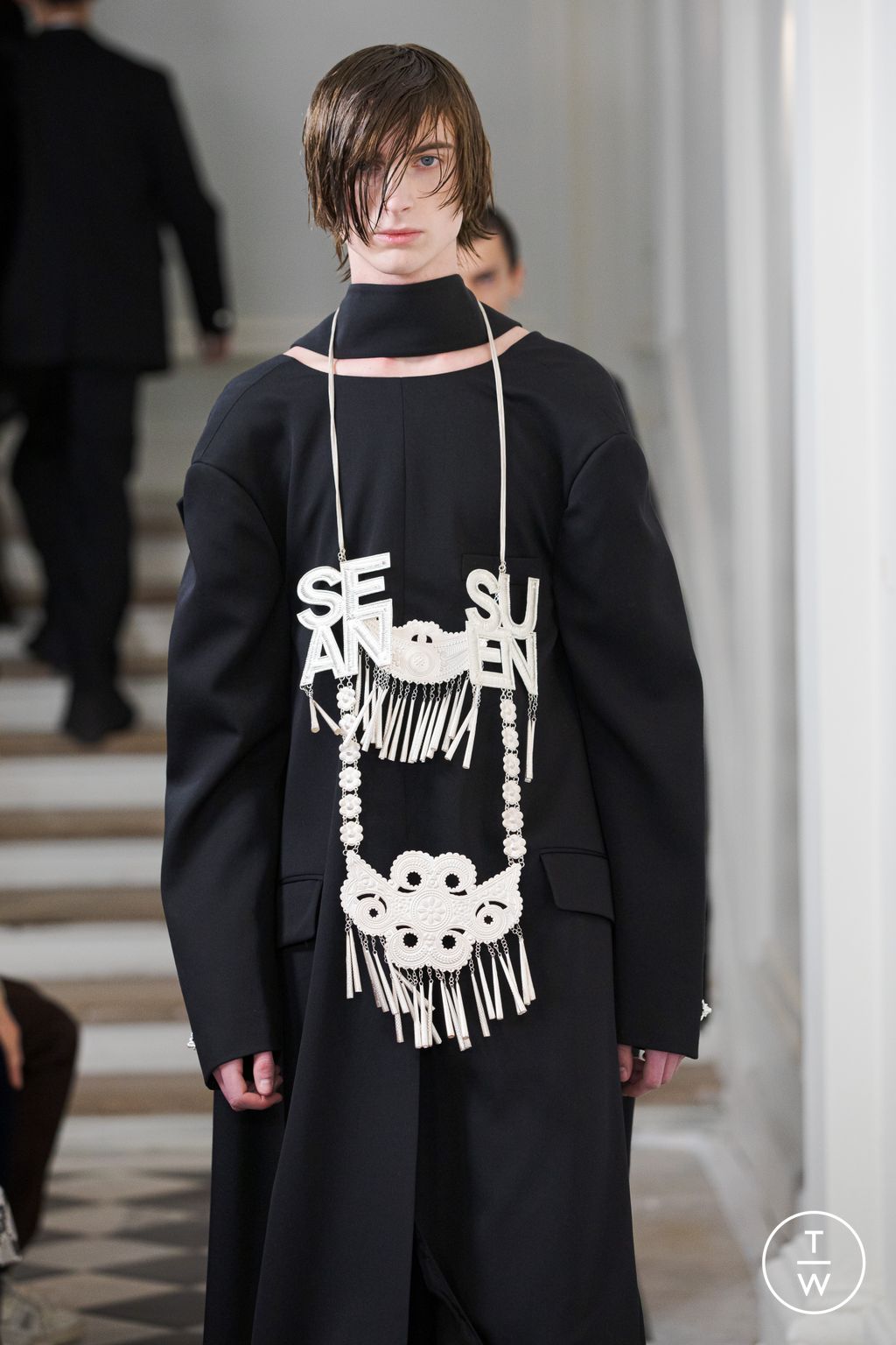 Fashion Week Paris Fall/Winter 2023 look 10 from the Sean Suen collection menswear accessories