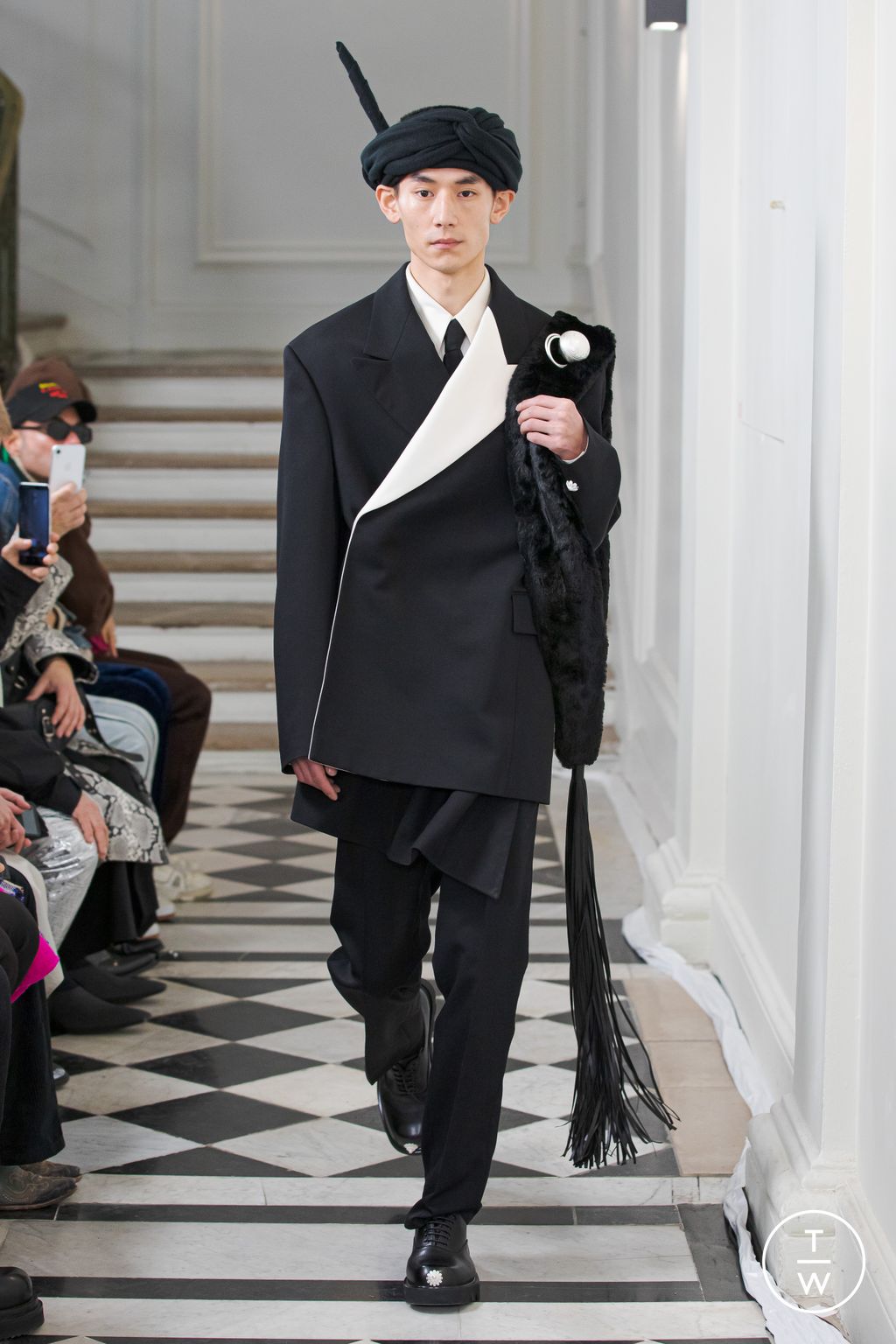 Fashion Week Paris Fall/Winter 2023 look 1 from the Sean Suen collection menswear