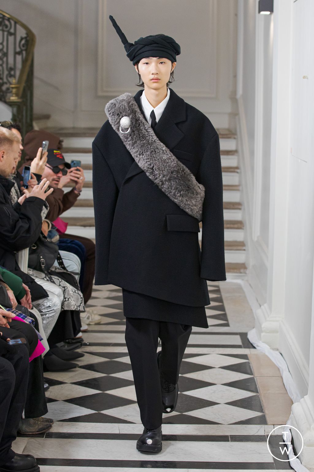 Fashion Week Paris Fall/Winter 2023 look 2 de la collection Sean Suen menswear