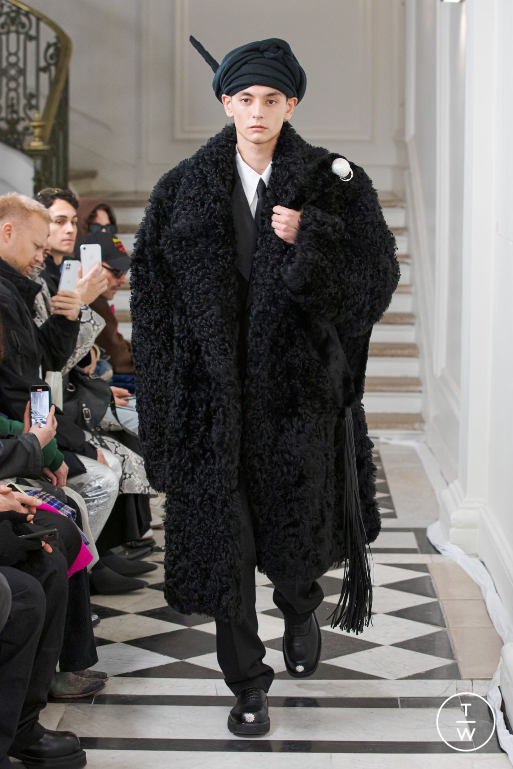 Fashion Week Paris Fall/Winter 2023 look 4 from the Sean Suen collection menswear