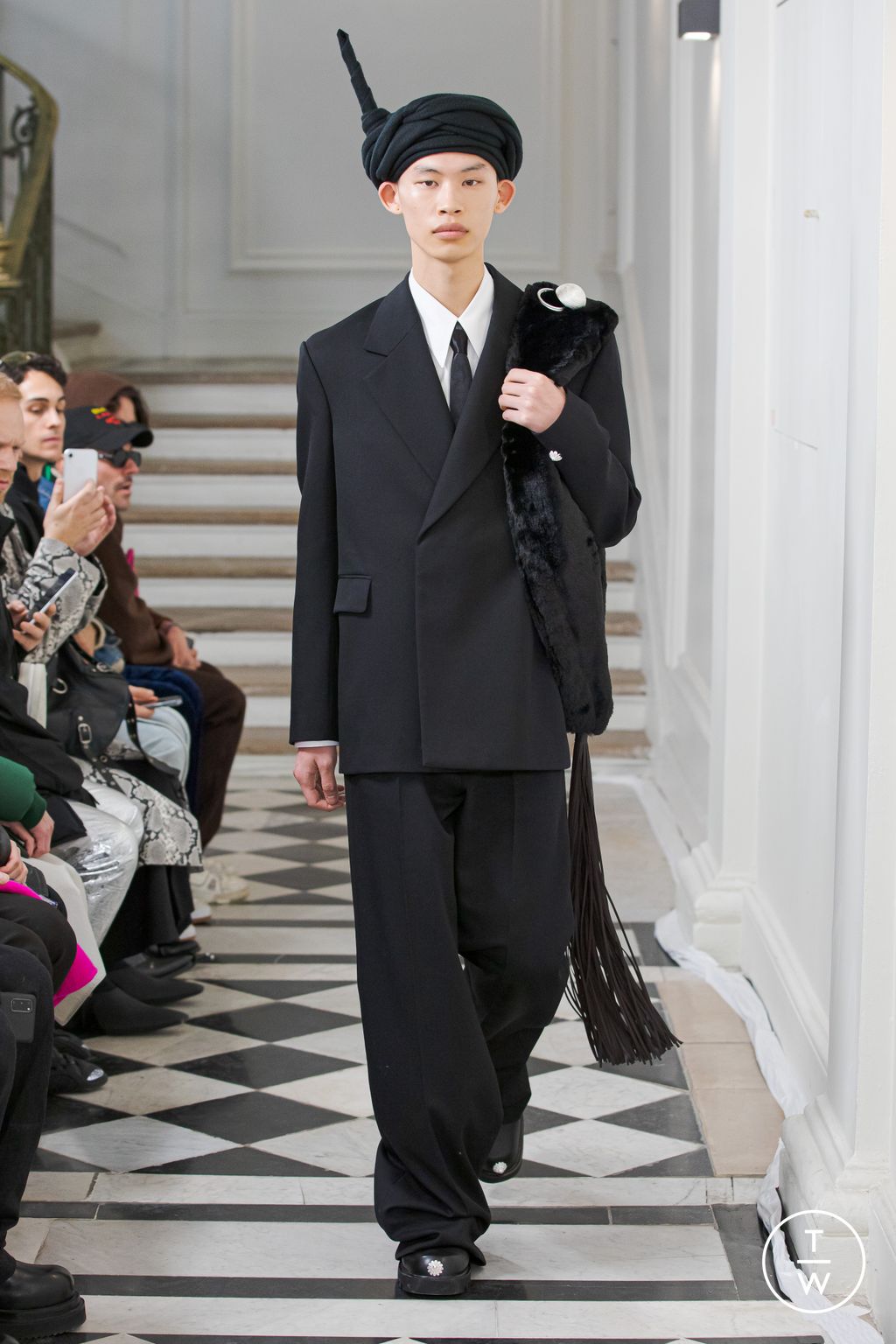 Fashion Week Paris Fall/Winter 2023 look 5 from the Sean Suen collection menswear