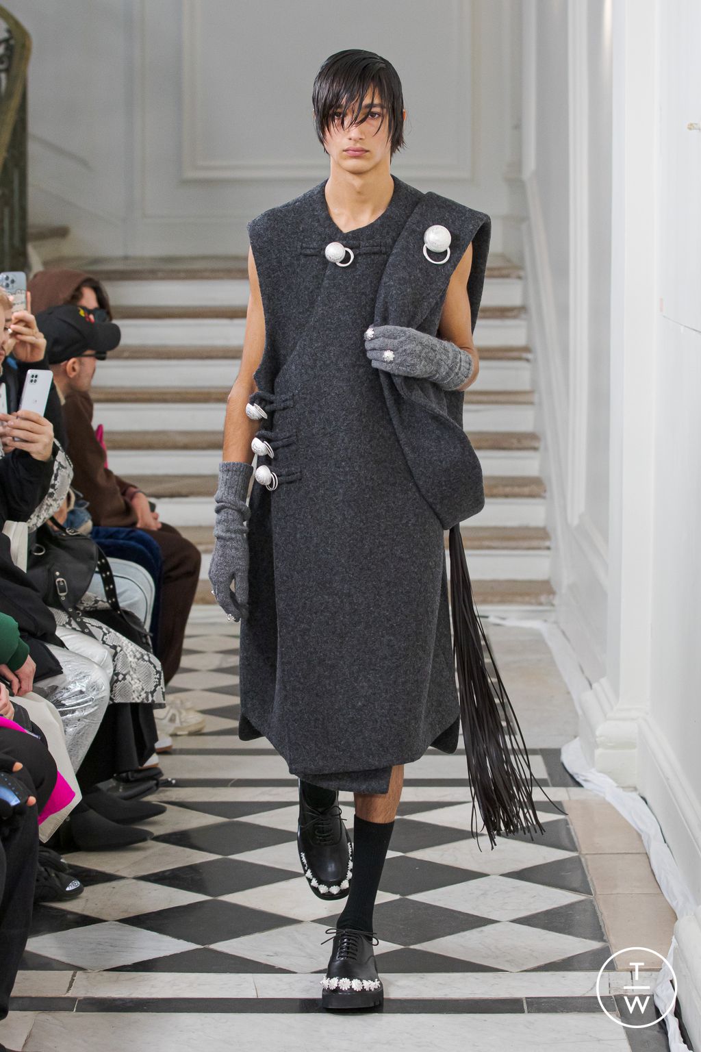 Fashion Week Paris Fall/Winter 2023 look 6 from the Sean Suen collection menswear