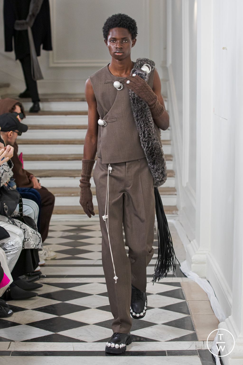 Fashion Week Paris Fall/Winter 2023 look 7 from the Sean Suen collection menswear