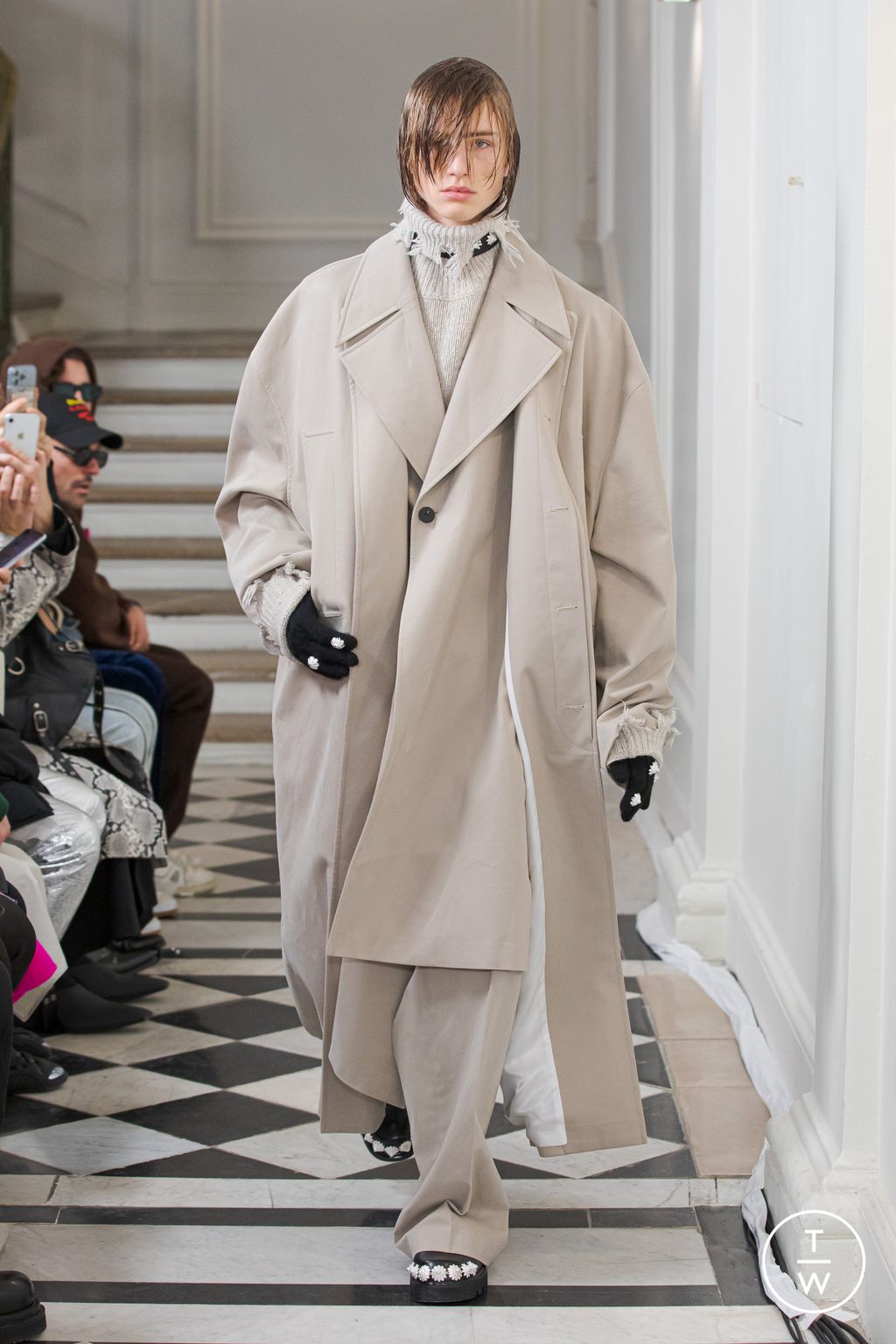 Fashion Week Paris Fall/Winter 2023 look 8 from the Sean Suen collection menswear