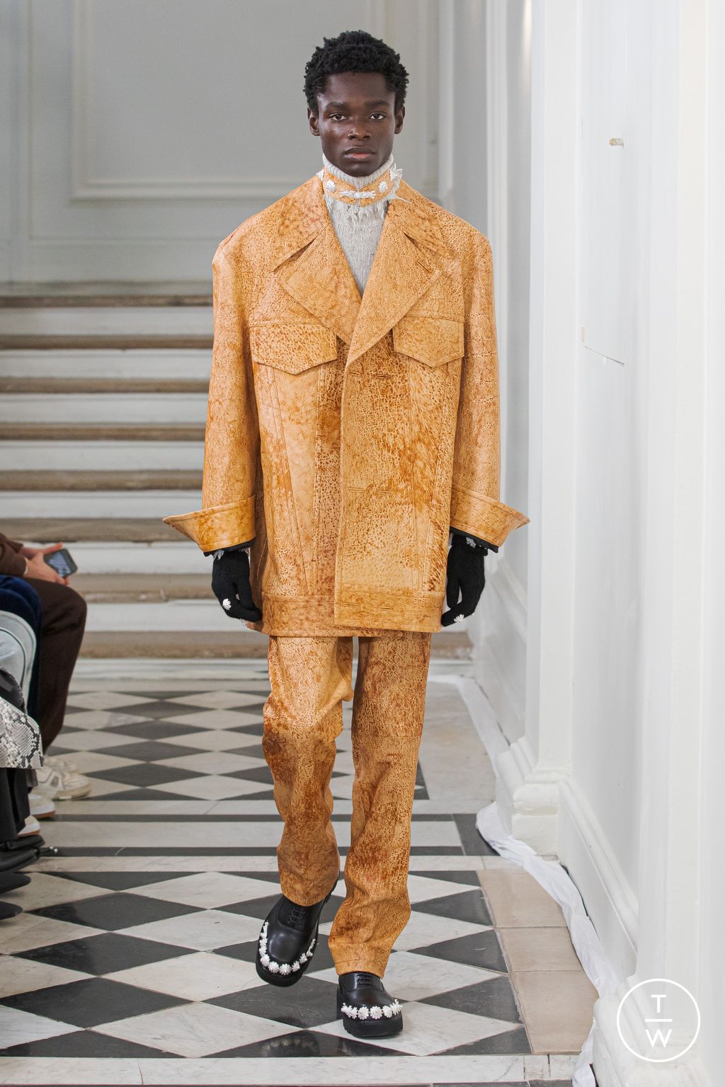 Fashion Week Paris Fall/Winter 2023 look 12 from the Sean Suen collection menswear