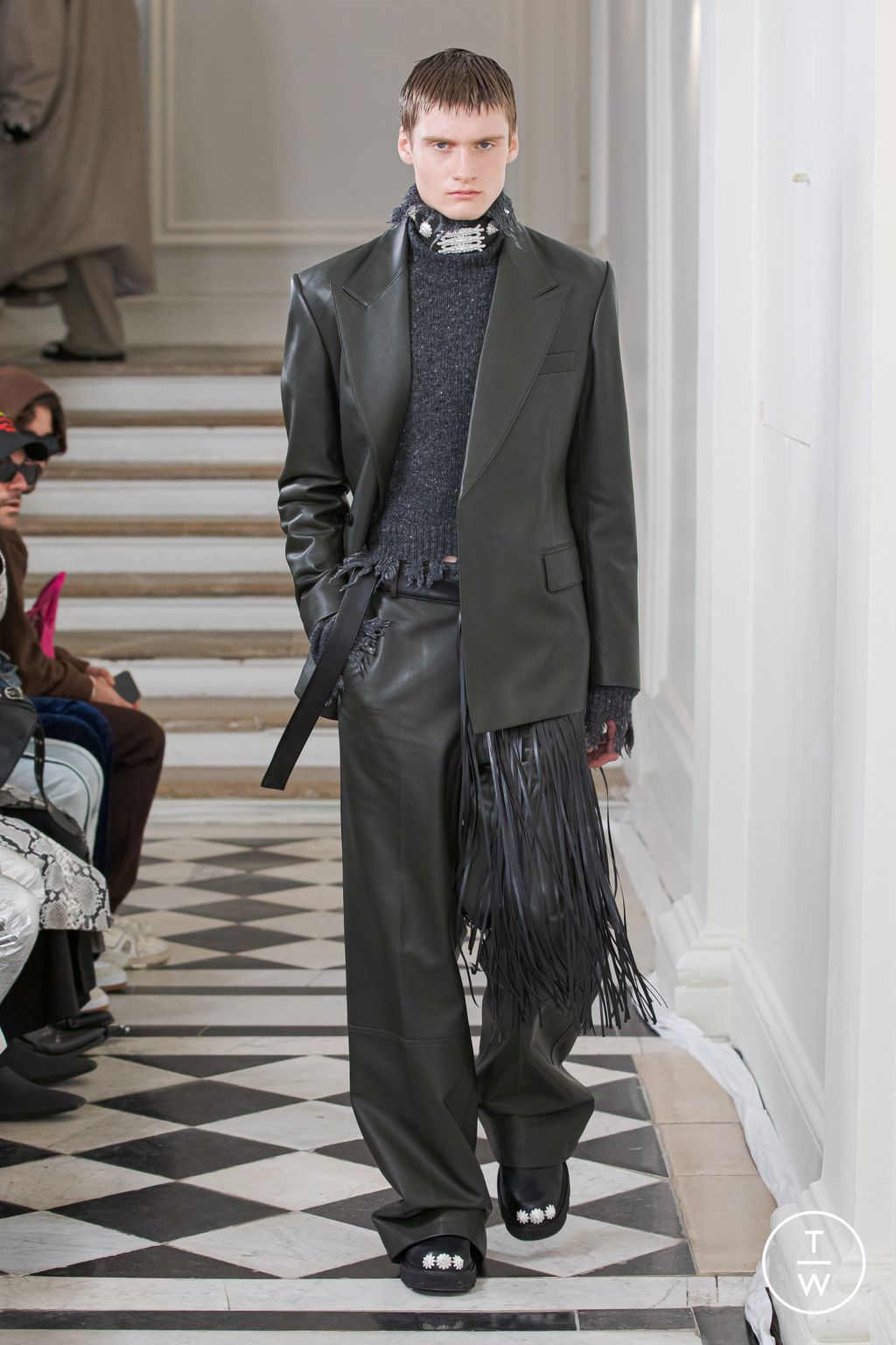 Fashion Week Paris Fall/Winter 2023 look 13 de la collection Sean Suen menswear