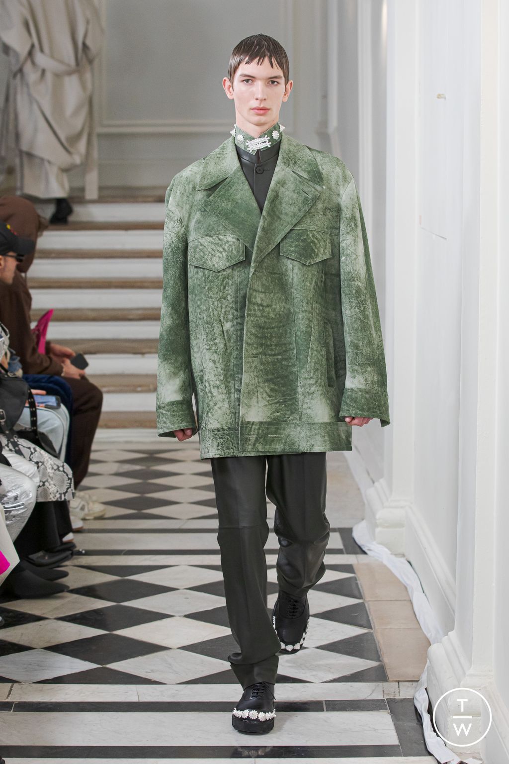 Fashion Week Paris Fall/Winter 2023 look 14 de la collection Sean Suen menswear