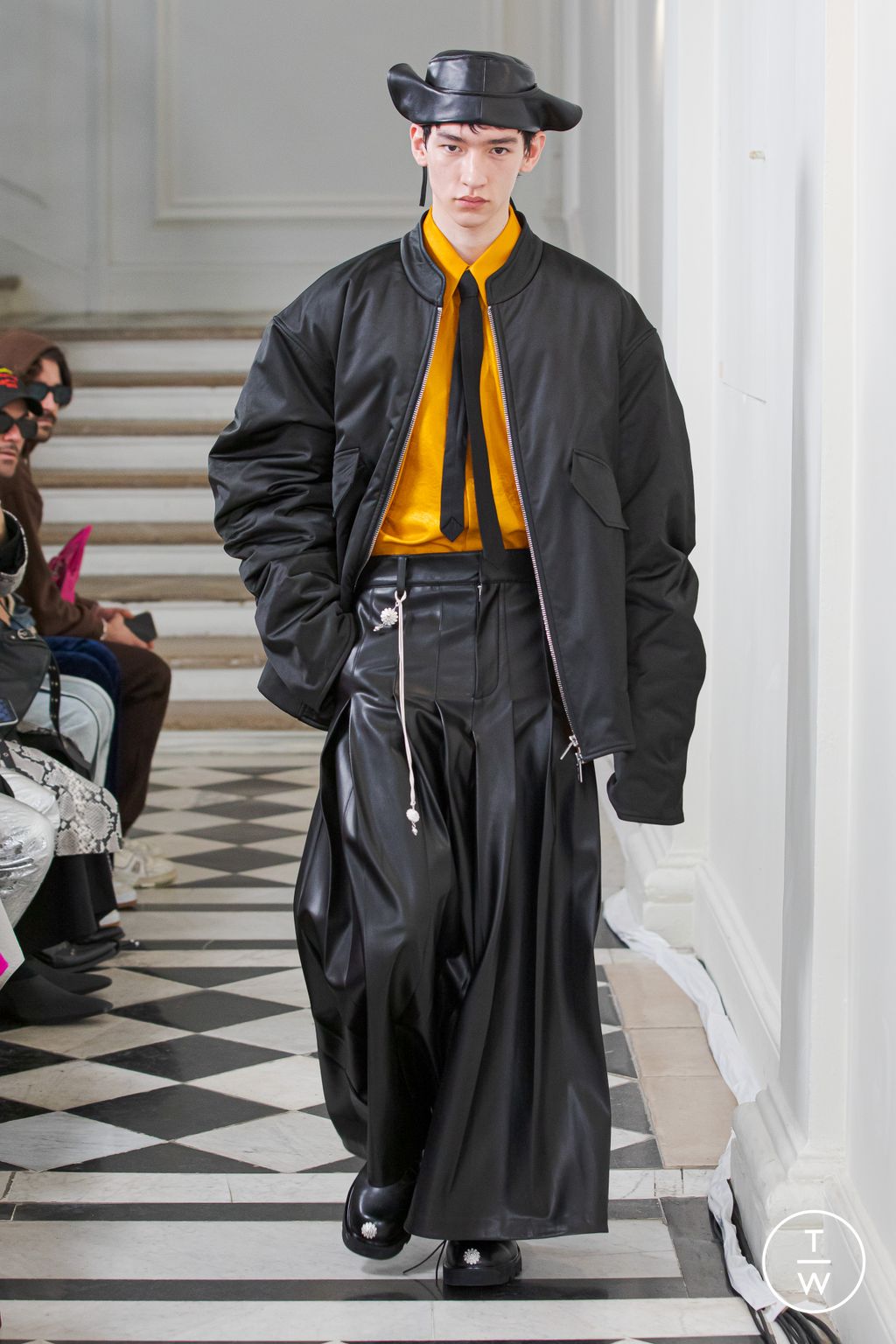 Fashion Week Paris Fall/Winter 2023 look 15 de la collection Sean Suen menswear