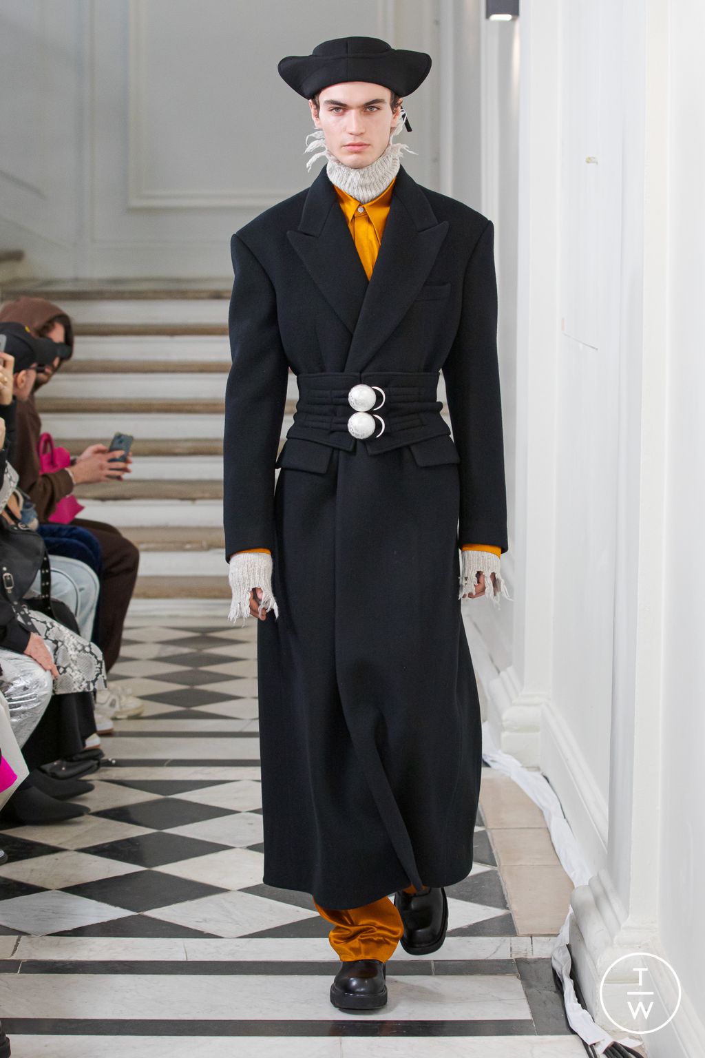Fashion Week Paris Fall/Winter 2023 look 16 de la collection Sean Suen menswear
