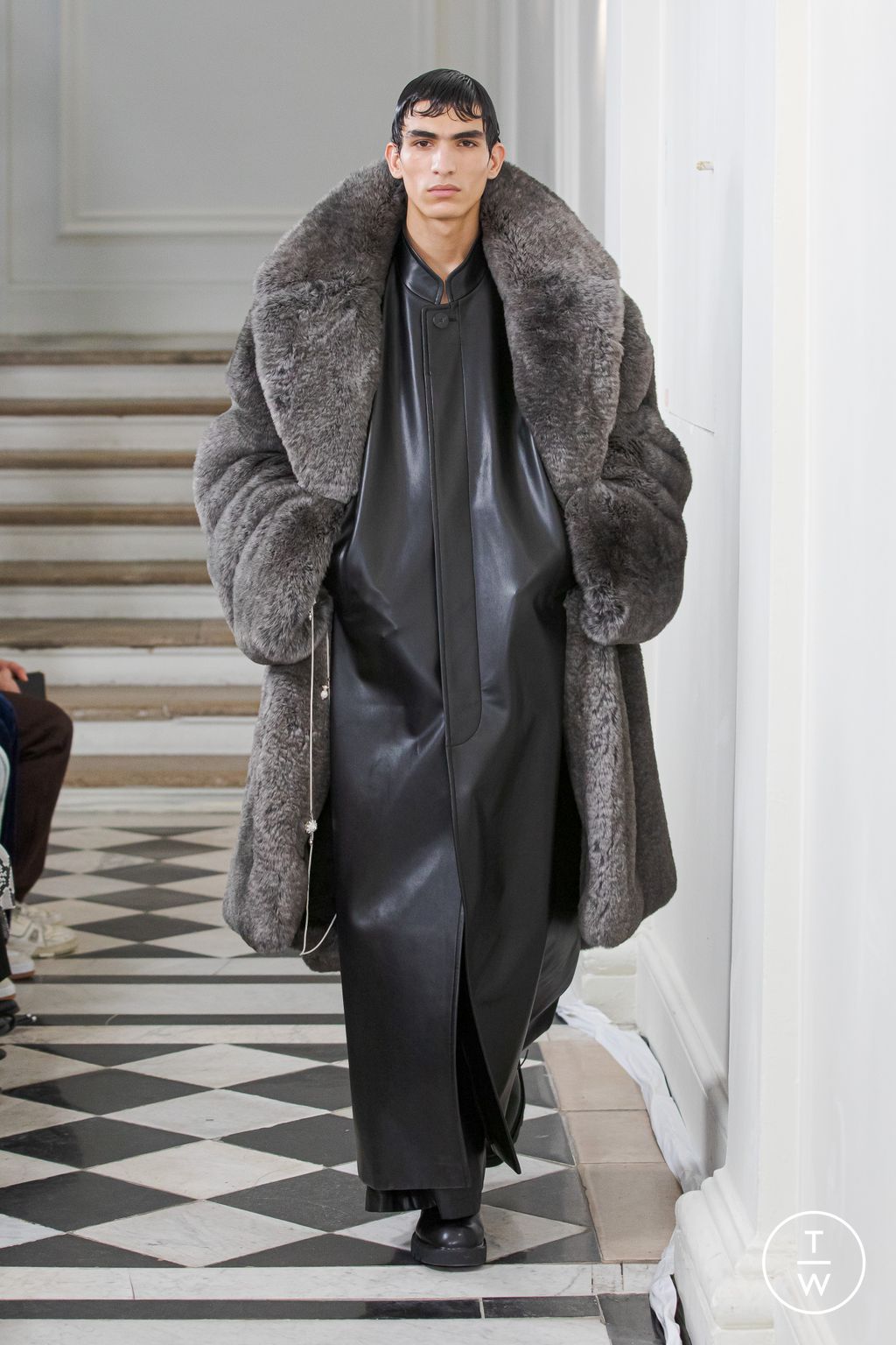 Fashion Week Paris Fall/Winter 2023 look 19 from the Sean Suen collection menswear