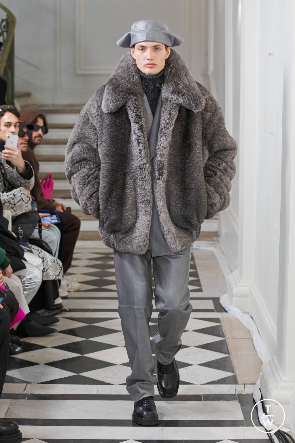 Fashion Week Paris Fall/Winter 2023 look 21 from the Sean Suen collection menswear