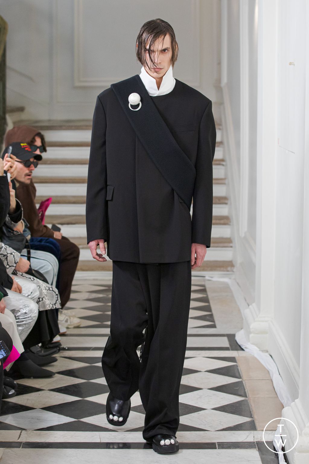 Fashion Week Paris Fall/Winter 2023 look 24 from the Sean Suen collection 男装