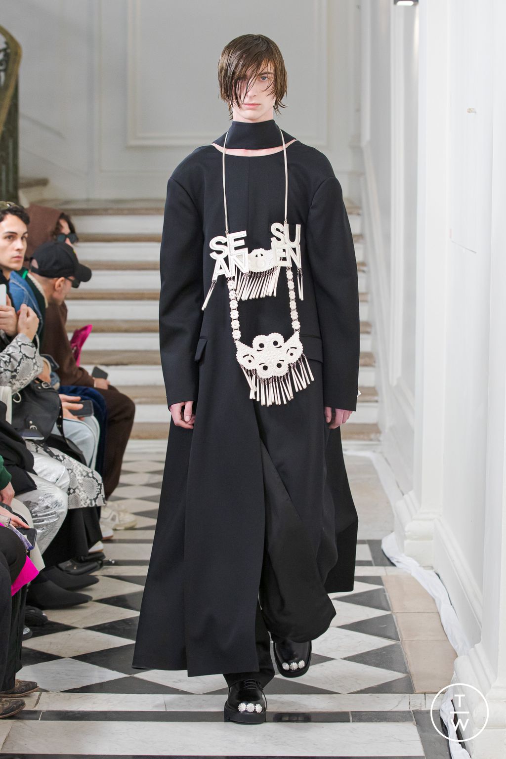 Fashion Week Paris Fall/Winter 2023 look 27 from the Sean Suen collection menswear