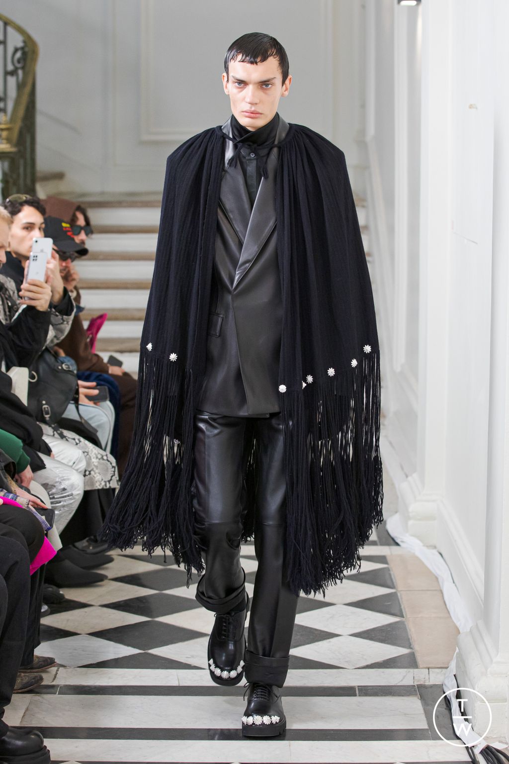 Fashion Week Paris Fall/Winter 2023 look 28 from the Sean Suen collection menswear
