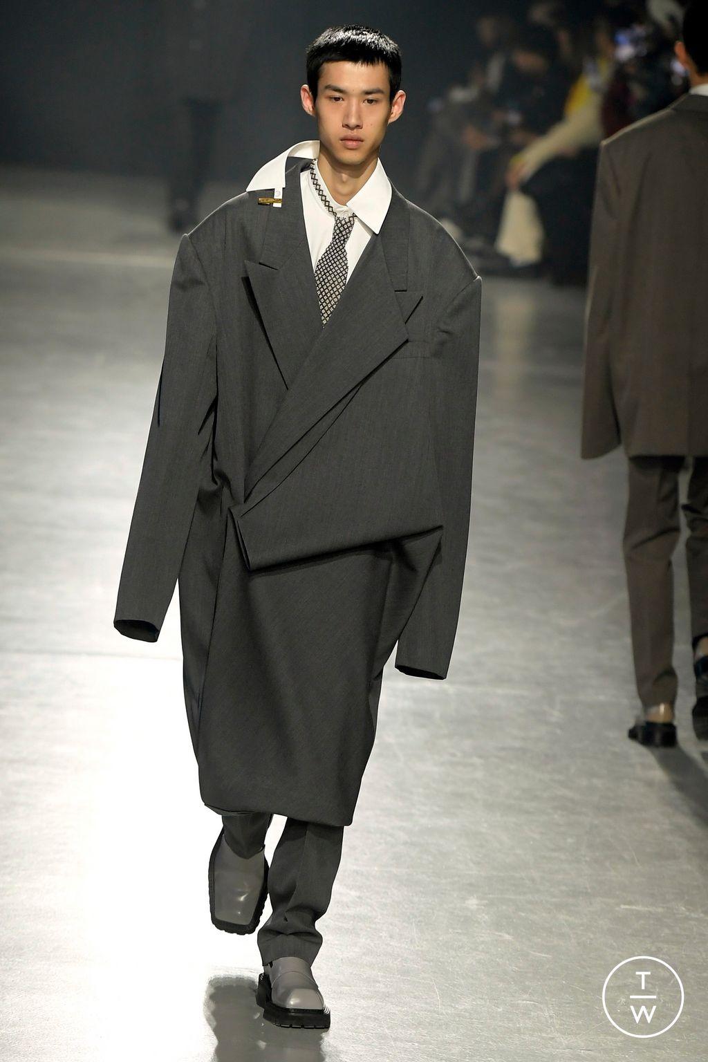 Fashion Week Paris Fall/Winter 2024 look 2 from the Sean Suen collection 男装