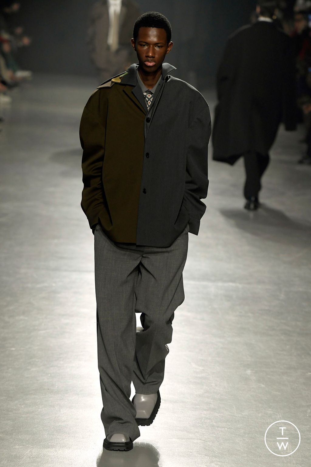 Fashion Week Paris Fall/Winter 2024 look 5 from the Sean Suen collection 男装