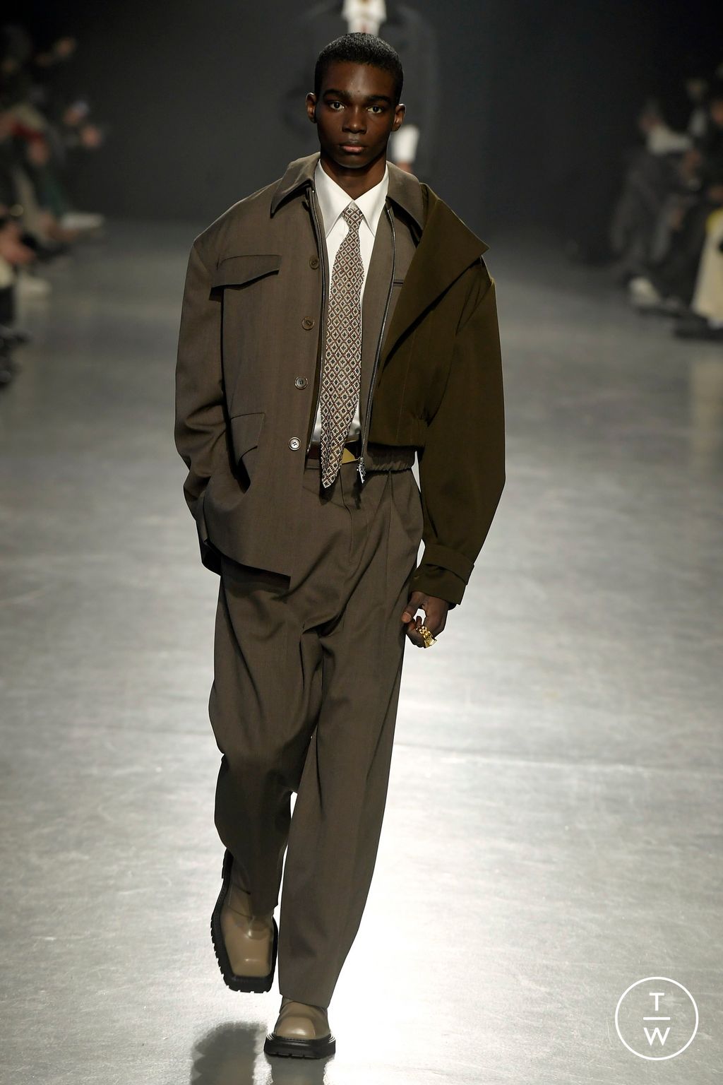 Fashion Week Paris Fall/Winter 2024 look 6 from the Sean Suen collection 男装