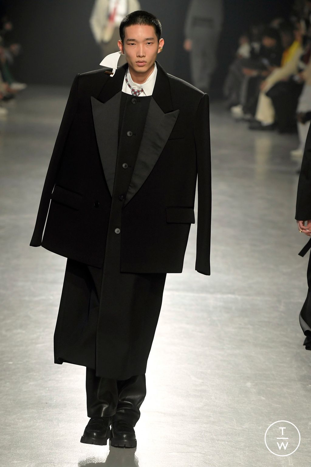Fashion Week Paris Fall/Winter 2024 look 10 de la collection Sean Suen menswear