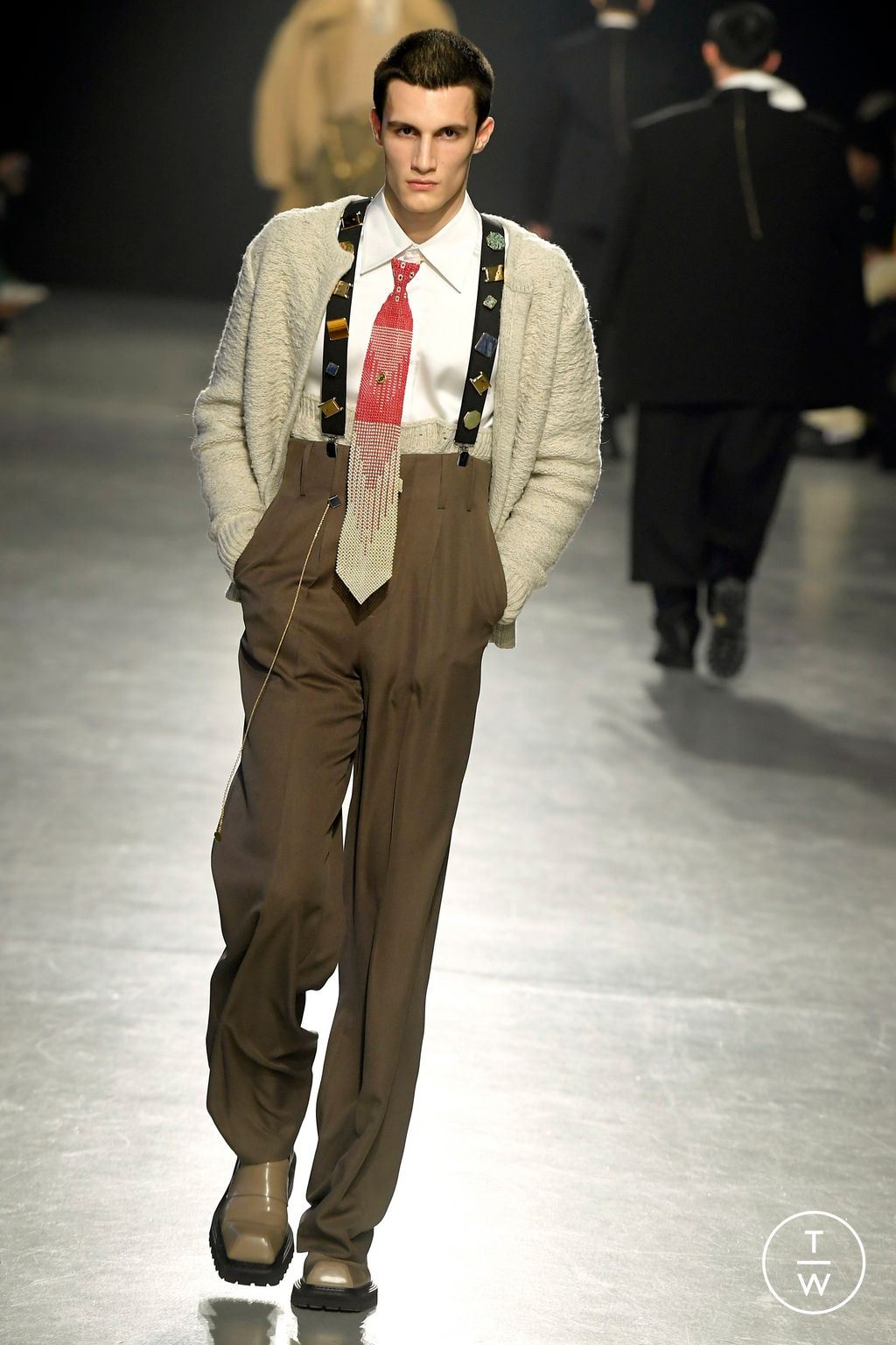 Fashion Week Paris Fall/Winter 2024 look 11 from the Sean Suen collection 男装