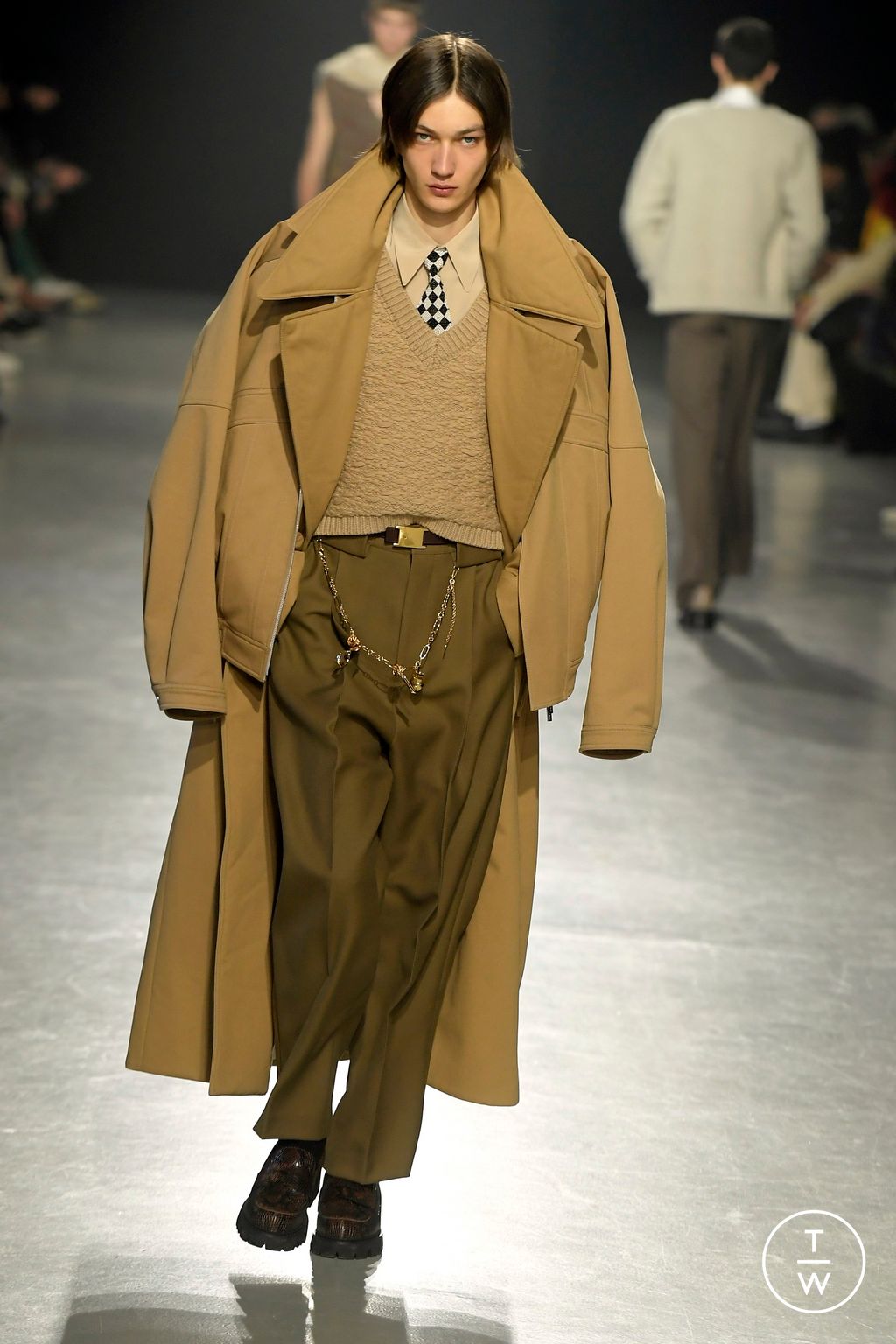 Fashion Week Paris Fall/Winter 2024 look 12 de la collection Sean Suen menswear