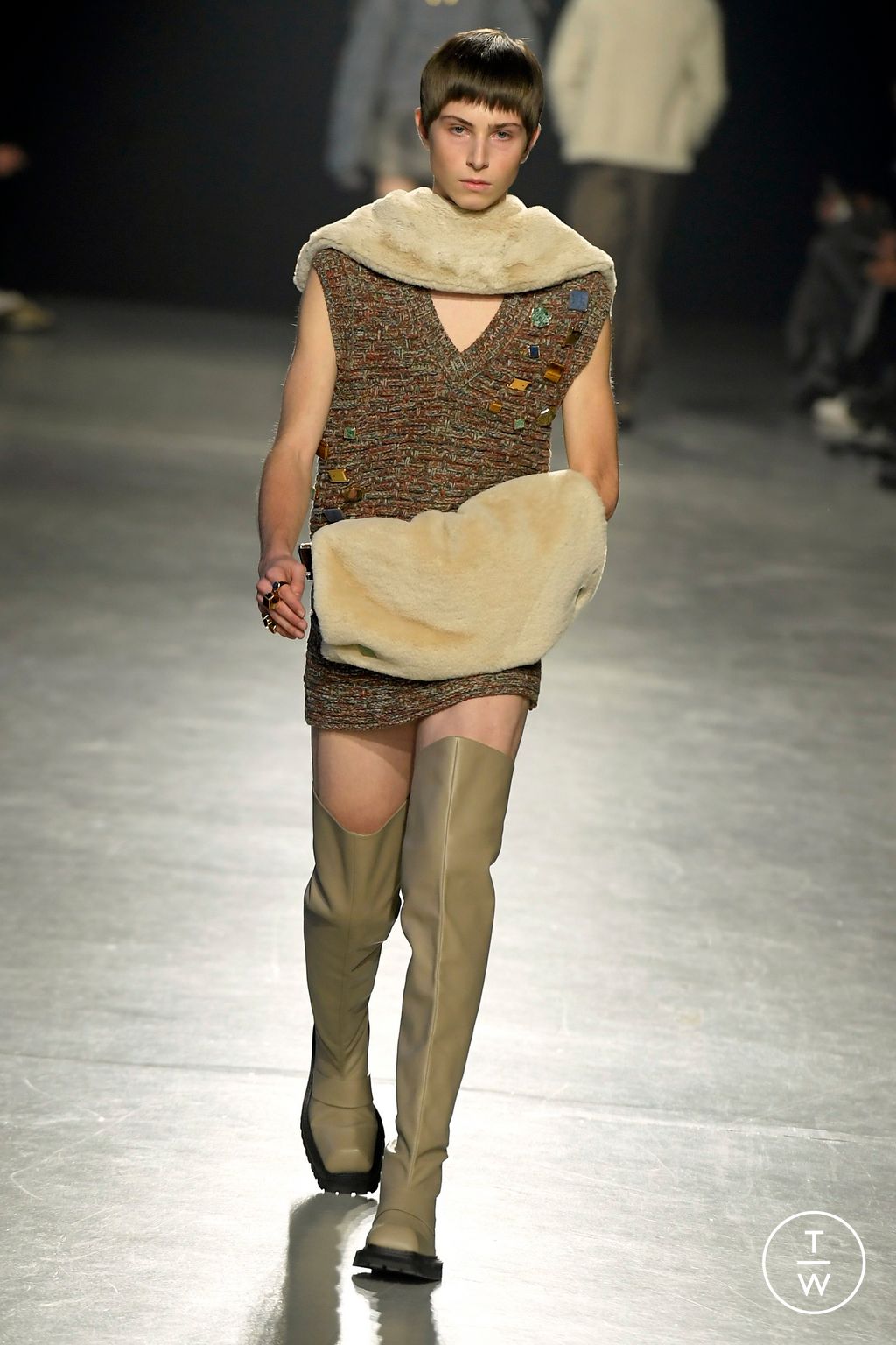 Fashion Week Paris Fall/Winter 2024 look 13 de la collection Sean Suen menswear