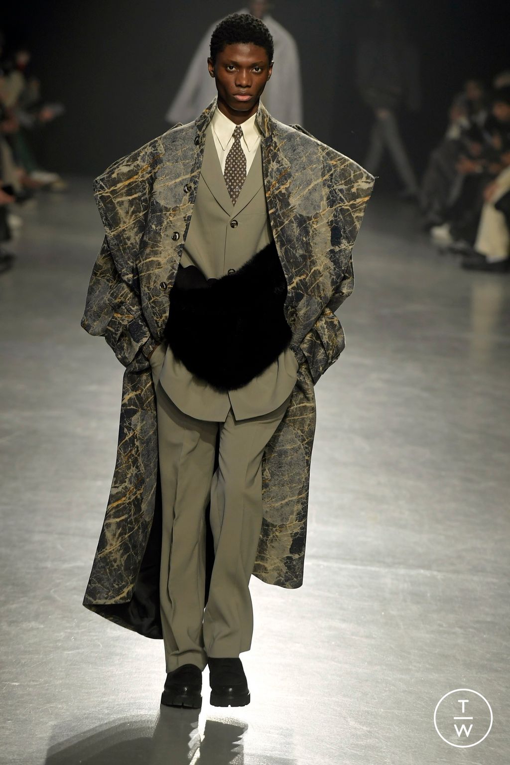Fashion Week Paris Fall/Winter 2024 look 16 de la collection Sean Suen menswear