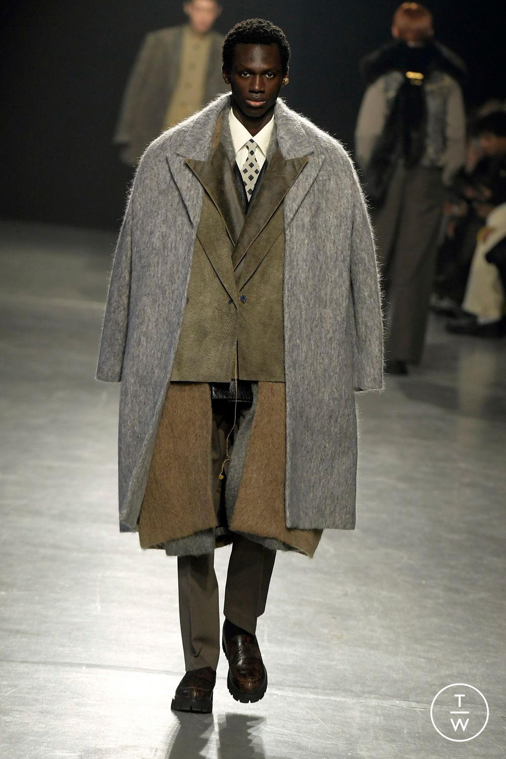 Fashion Week Paris Fall/Winter 2024 look 17 de la collection Sean Suen menswear