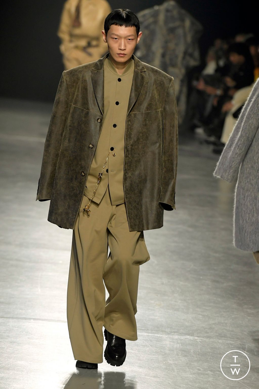 Fashion Week Paris Fall/Winter 2024 look 18 de la collection Sean Suen menswear