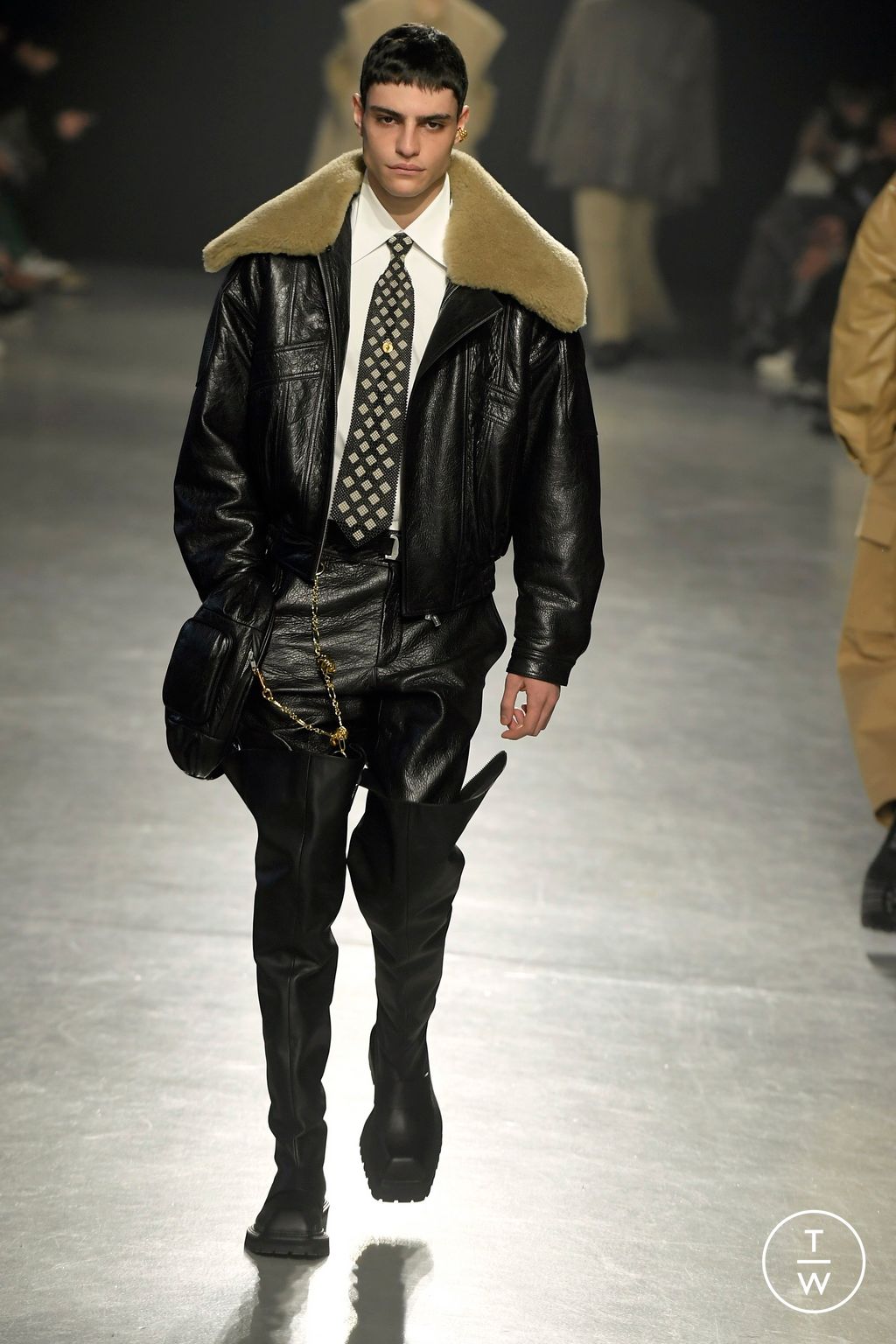 Fashion Week Paris Fall/Winter 2024 look 20 de la collection Sean Suen menswear