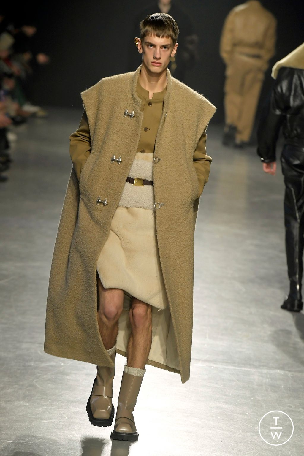 Fashion Week Paris Fall/Winter 2024 look 21 from the Sean Suen collection menswear