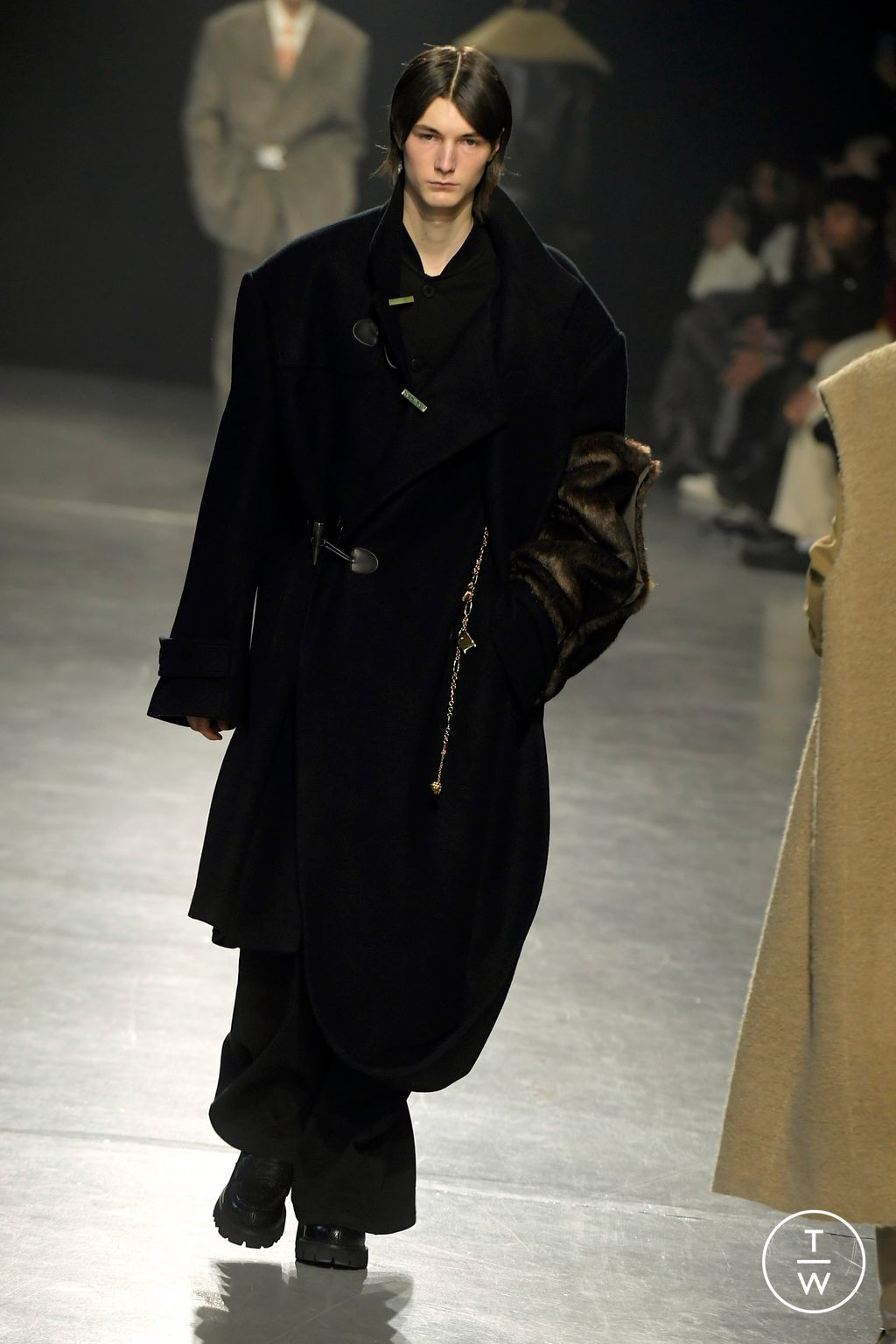 Fashion Week Paris Fall/Winter 2024 look 22 from the Sean Suen collection menswear