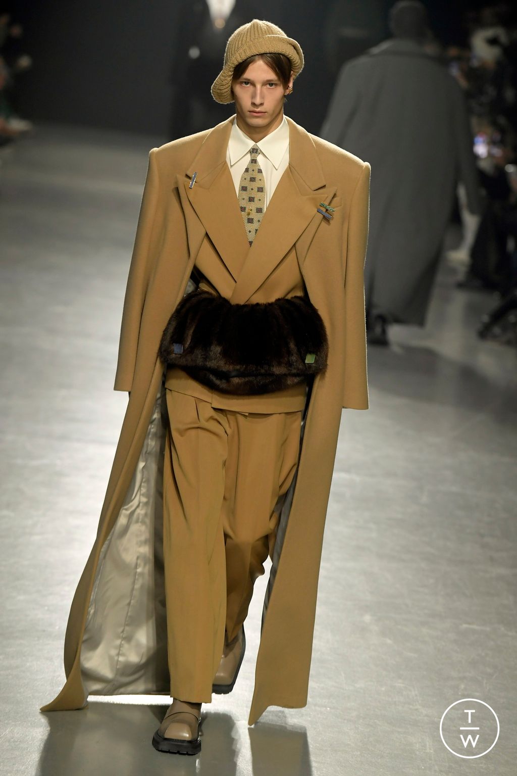 Fashion Week Paris Fall/Winter 2024 look 27 from the Sean Suen collection 男装