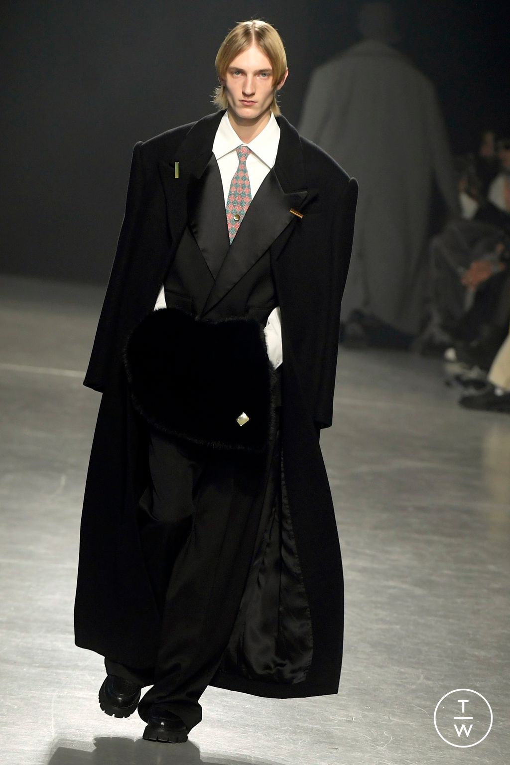 Fashion Week Paris Fall/Winter 2024 look 28 de la collection Sean Suen menswear