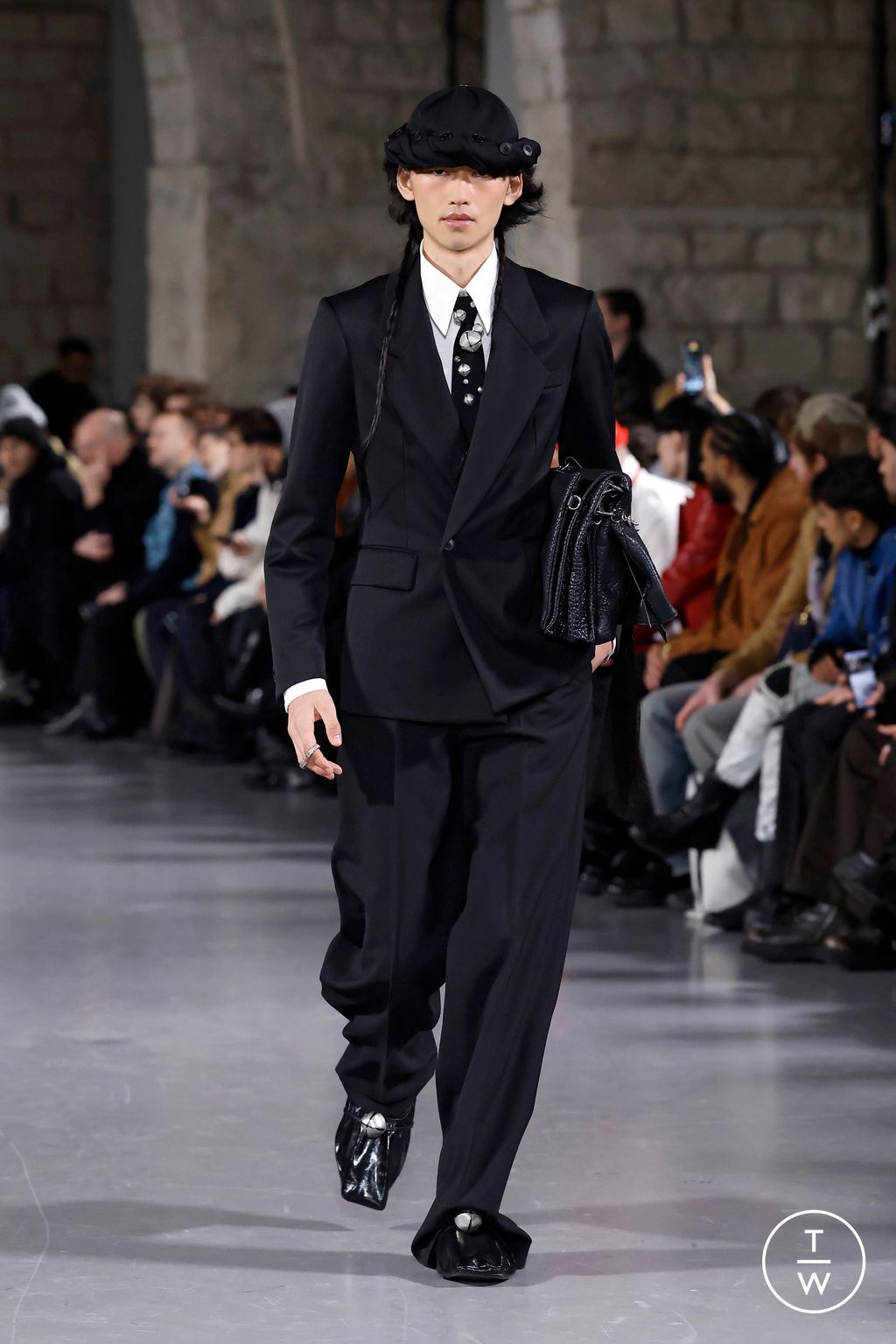 Fashion Week Paris Fall/Winter 2025 look 1 from the Sean Suen collection menswear