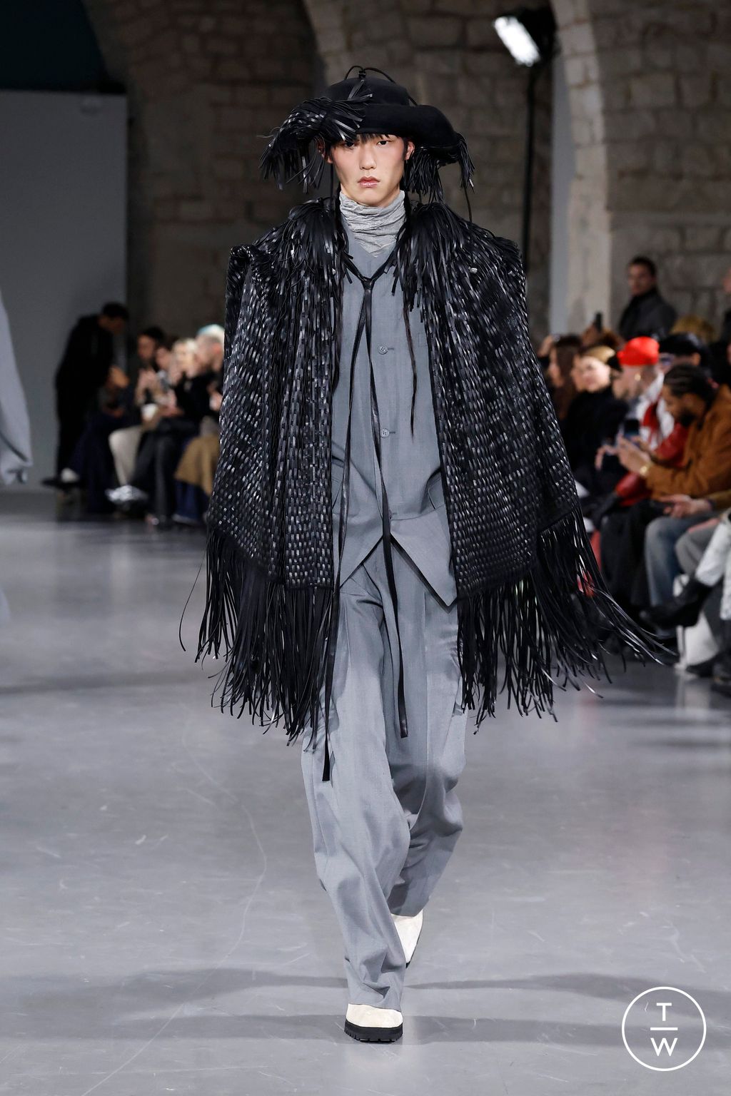 Fashion Week Paris Fall/Winter 2025 look 11 from the Sean Suen collection menswear