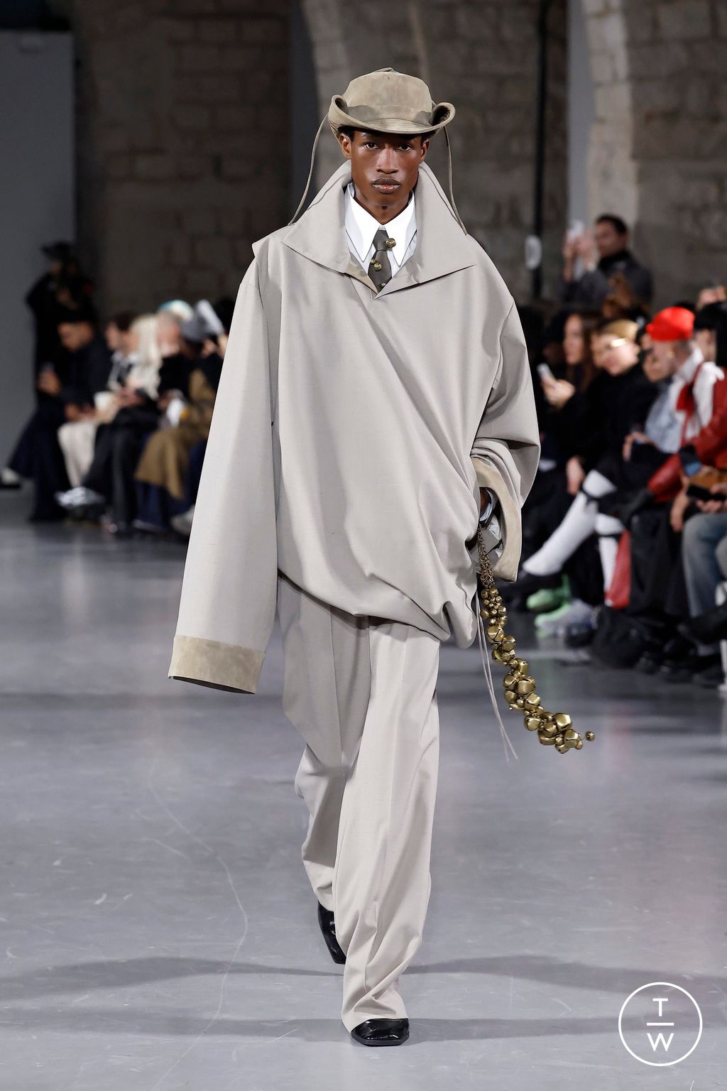 Fashion Week Paris Fall/Winter 2025 look 13 from the Sean Suen collection 男装