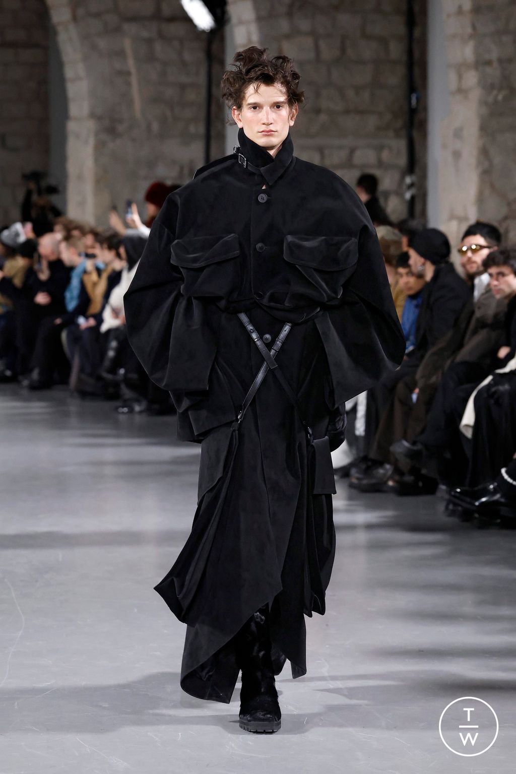 Fashion Week Paris Fall/Winter 2025 look 17 from the Sean Suen collection menswear