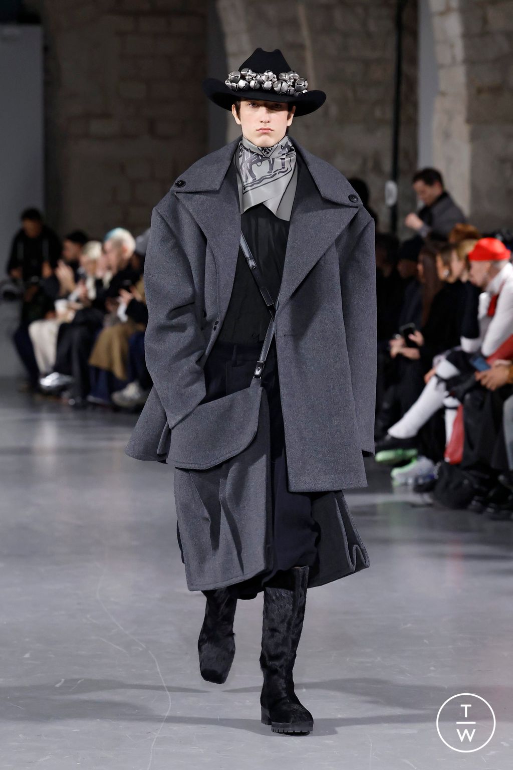 Fashion Week Paris Fall/Winter 2025 look 37 from the Sean Suen collection menswear