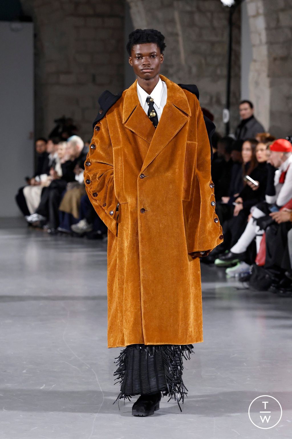 Fashion Week Paris Fall/Winter 2025 look 45 from the Sean Suen collection menswear