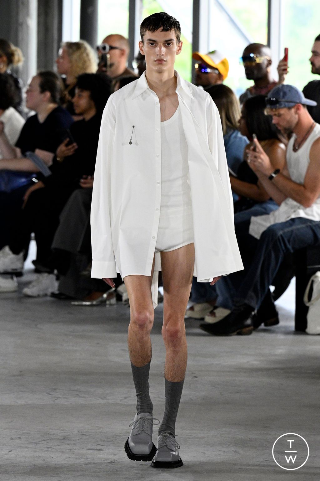Fashion Week Paris Spring/Summer 2024 look 4 from the Sean Suen collection menswear