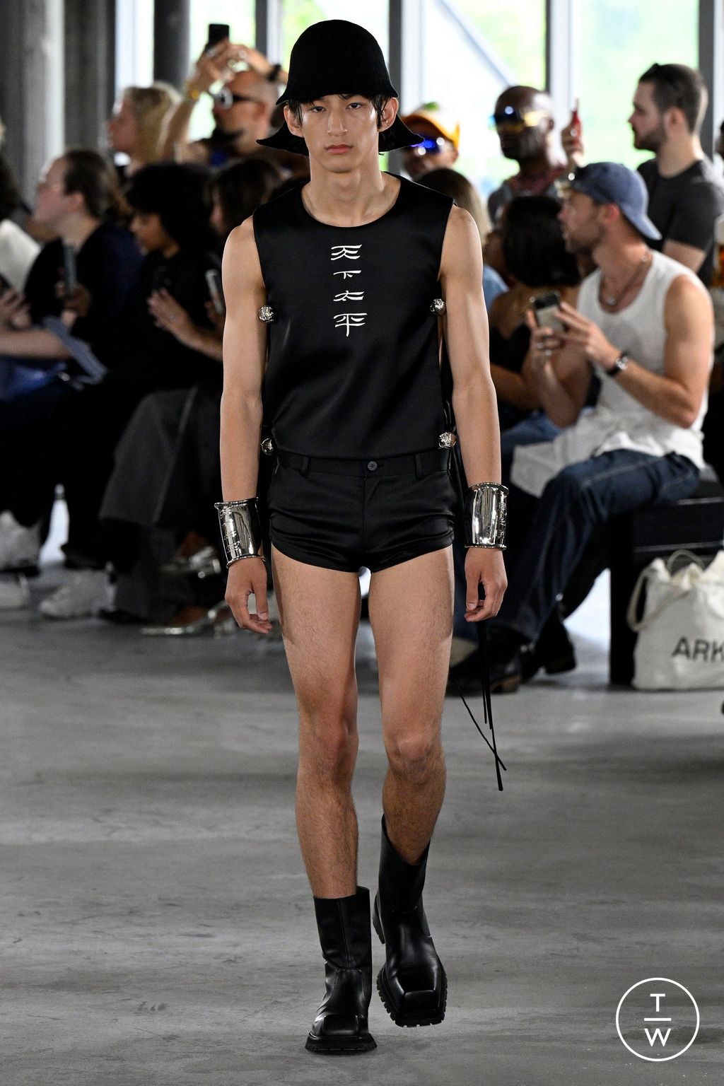 Fashion Week Paris Spring/Summer 2024 look 5 from the Sean Suen collection menswear