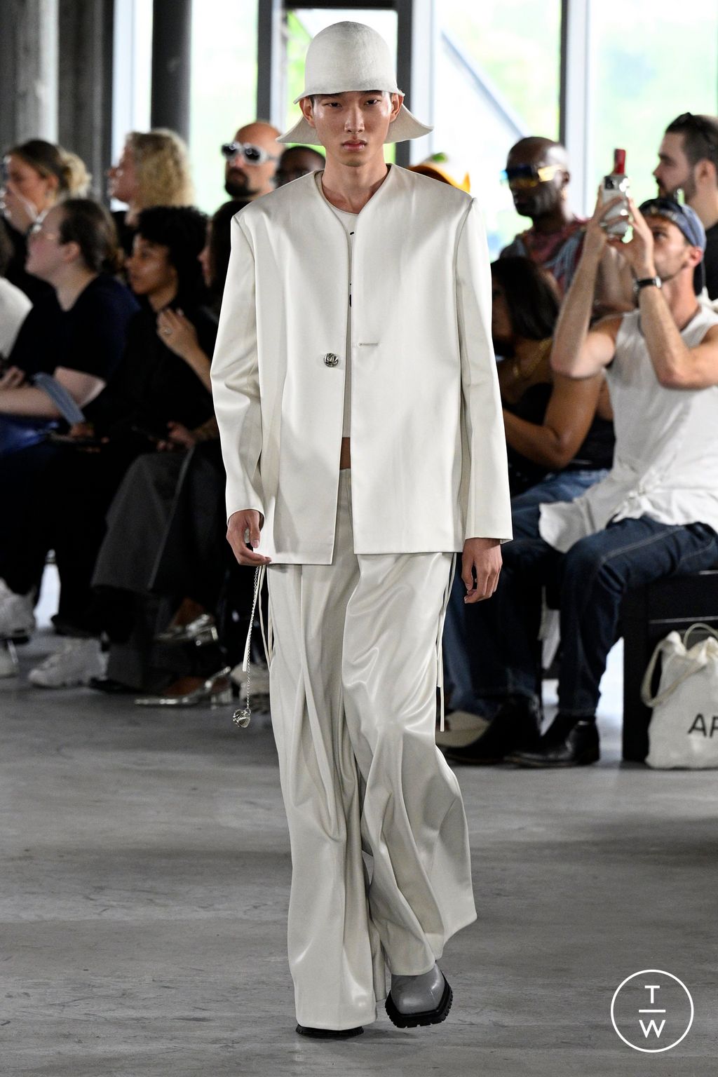 Fashion Week Paris Spring/Summer 2024 look 6 from the Sean Suen collection menswear