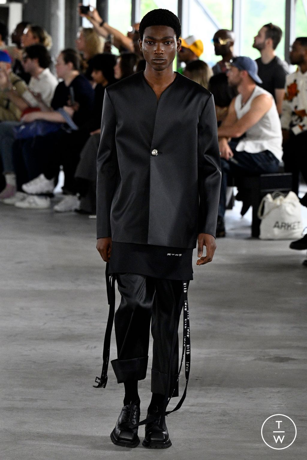 Fashion Week Paris Spring/Summer 2024 look 7 de la collection Sean Suen menswear