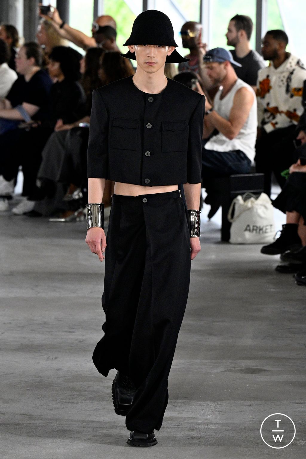 Fashion Week Paris Spring/Summer 2024 look 8 de la collection Sean Suen menswear